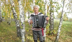 Аккомпаниатор Дома культуры села Сапрыкино Анатолий Аношин продолжил радовать своим творчеством
