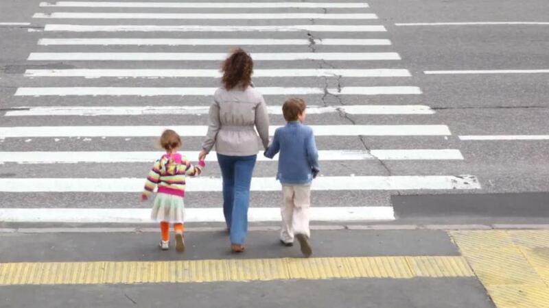 Картинка переход дороги по пешеходному переходу