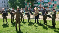 Губкинские студенты поздравили ветерана с наступающим Днём Победы