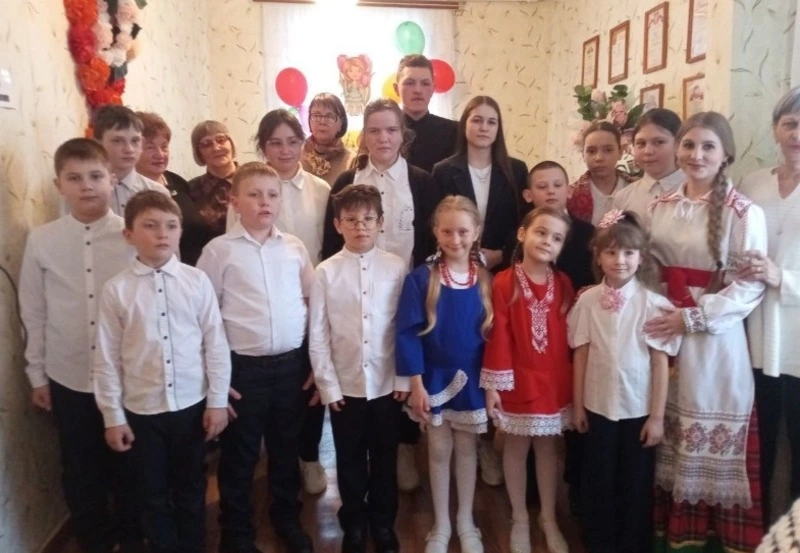 Воспитанники выездного класса ДШИ п. Троицкий с Скородное провели праздничный концерт