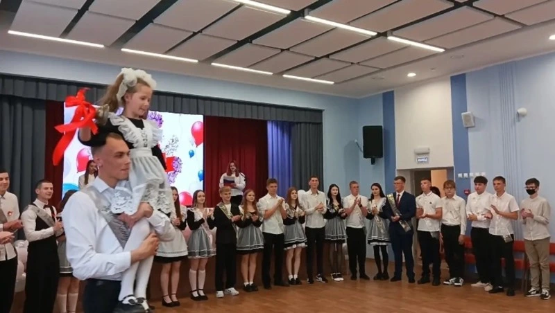 Прощай, любимая школа: последний звонок прозвенел для аверинских выпускников