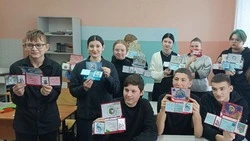 Культработники села Вислая Дубрава губкинской территории провели мастер-класс «Открытка сюрприз» 