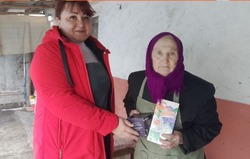 Архангельские культработники поздравили с днём рождения жительницу села Нину Будыкину