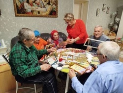 Сотрудники отделения милосердия губкинской территории организовали новогодний мастер-класс