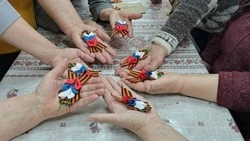 Жители села Ивановка создали памятные украшения на мастер-классе «Брошь Победы»