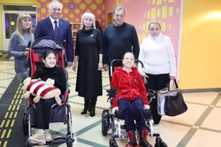 Благотворительный фонд «Поколение» подарил губкинцам инвалидные коляски