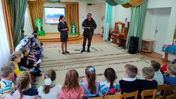 Патриотический час «Нашей Родины сыны – нынче прославляются!» прошёл в Троицком детском саду