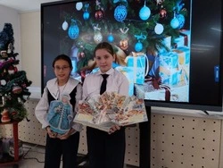 Губкинские библиотекари организовали новогодний калейдоскоп « Самый лучший день в году»
