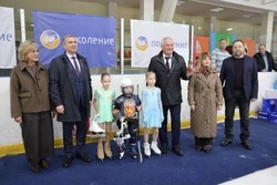 Благотворительный фонд «Поколение» подарил спортивный инвентарь губкинским фигуристам и хоккеистам