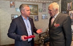 Михаил Лобазнов поздравил участника Великой Отечественной войны Владимира Вологу с 99-летием