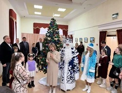 Губкинские депутаты поздравили особенных деток с Новым годом