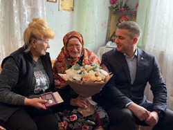 Михаил Лобазнов вручил уколовской труженице тыла губкинской территории юбилейную медаль