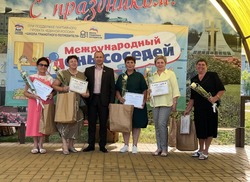 Жители и гости микрорайона Лебеди отметили Международный День соседей 