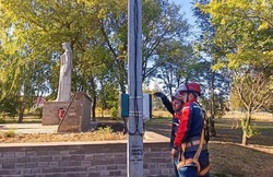 Сотрудники Белгородэнерго выполнили работы по благоустройству памятника в Верхней Серебрянке