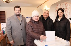 Губкинский депутат Николай Черников пришёл на выборы со своей семьёй