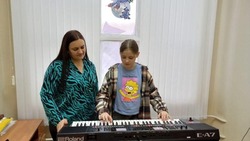Мастер-класс игры на синтезаторе прошёл в Троицкой детской школе искусств 