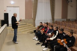 Мастер-класс «Гитарные секреты для начинающих» прошёл в Доме культуры села Коньшино 