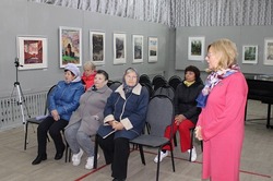 Губкинцы посетили выставку «Рисовал художник город»