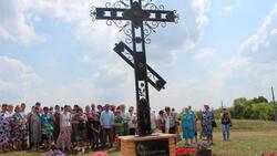 Настоятель Теплоколодезянского храма освятил новый поклонный крест в селе