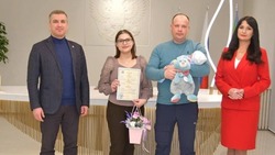 Михаил Лобазнов поздравил первого родившегося в новом году ребёнка