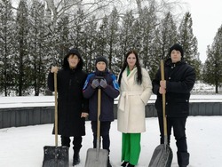 Юные истобнянцы губкинской территории навели порядок у памятника Воину-освободителю 