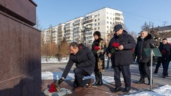 Вячеслав Гладков возложил цветы к памятникам в День защитника Отечества 