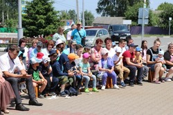 Жители села Бобровы Дворы губкинской территории отметили День соседей