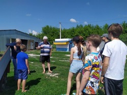 Школьники села Истобное посетили ферму по выращиванию клариевого сома