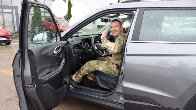 Филиал фонда «Защитники Отечества» в Белгородской области передал ветерану СВО ключи от новой машины