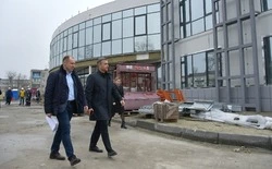 Михаил Лобазнов и Владимир Евдокимов посетили строящийся ФОК в микрорайоне Лебеди