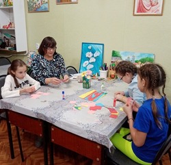 Троицкий мастер ДПИ губкинской территории организовал мастерскую выходного дня «Подарок маме»