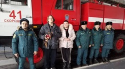 Сотрудники Скороднянской спасательной части помогли замерзающим в машине женщине и подростку