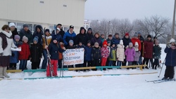 Ученики губкинской школы и их родители устроили лыжные гонки на школьном стадионе