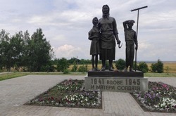 Ремонт монумента «Памятник вдове и матери солдата» завершился в селе Бобровы Дворы