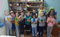 Юные жители села Архангельское губкинской территории посетили мастер-класс по созданию открыток 