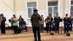Губкинский муниципальный духовой оркестр поздравил учителей школы №2 с праздником