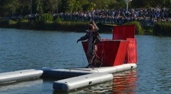 Губкинцы и гости округа увидели спектакль на воде «Всё утопить!» на городском пруду 