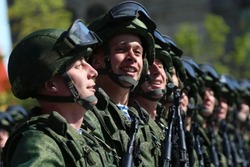 Власти напомнили губкинцам о выборе военной службы по контракту 