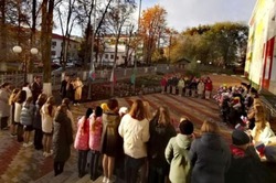 Вторая четверть началась во всех школах Губкинского горокруга с торжественного поднятия флага РФ 