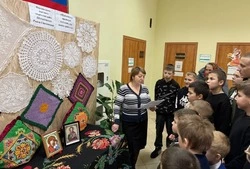 Культработники Казацкостепского ДК организовали выставку Раисы Степановны Шельдешовой