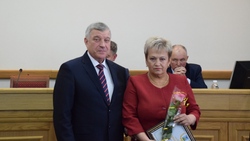 Анатолий Кретов вручил Почётные грамоты и награды жителям Губкинского городского округа