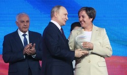 Владимир Путин вручил премию «Служение» Анжелике Самойловой
