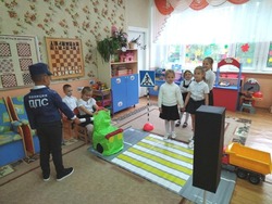 Проект «Безопасная дорога» продолжил свою работу в Губкинском детском саду №33 «Радуга»