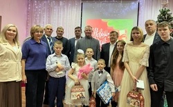 Губкинские депутаты поздравили воспитанников Социально-реабилитационного центра