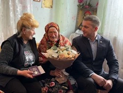 Михаил Лобазнов вручил уколовской труженице тыла губкинской территории юбилейную медаль