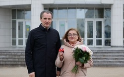 Вячеслав Гладков передал ключи от новых автомобилей Губкинской ЦРБ