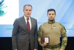 Вячеслав Гладков вручил губкинцам государственные награды 