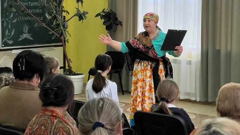 Жители села Истобное посетили музыкальную гостиную «Огни цыганского табора»