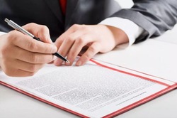 Губкинские прокуроры разъяснили правила оформления социального контракта 