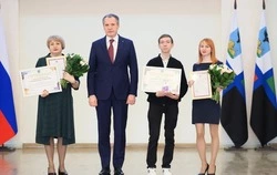 Вячеслав Гладков наградил именной стипендией губернатора губкинского студента Илью Бурлуцкого